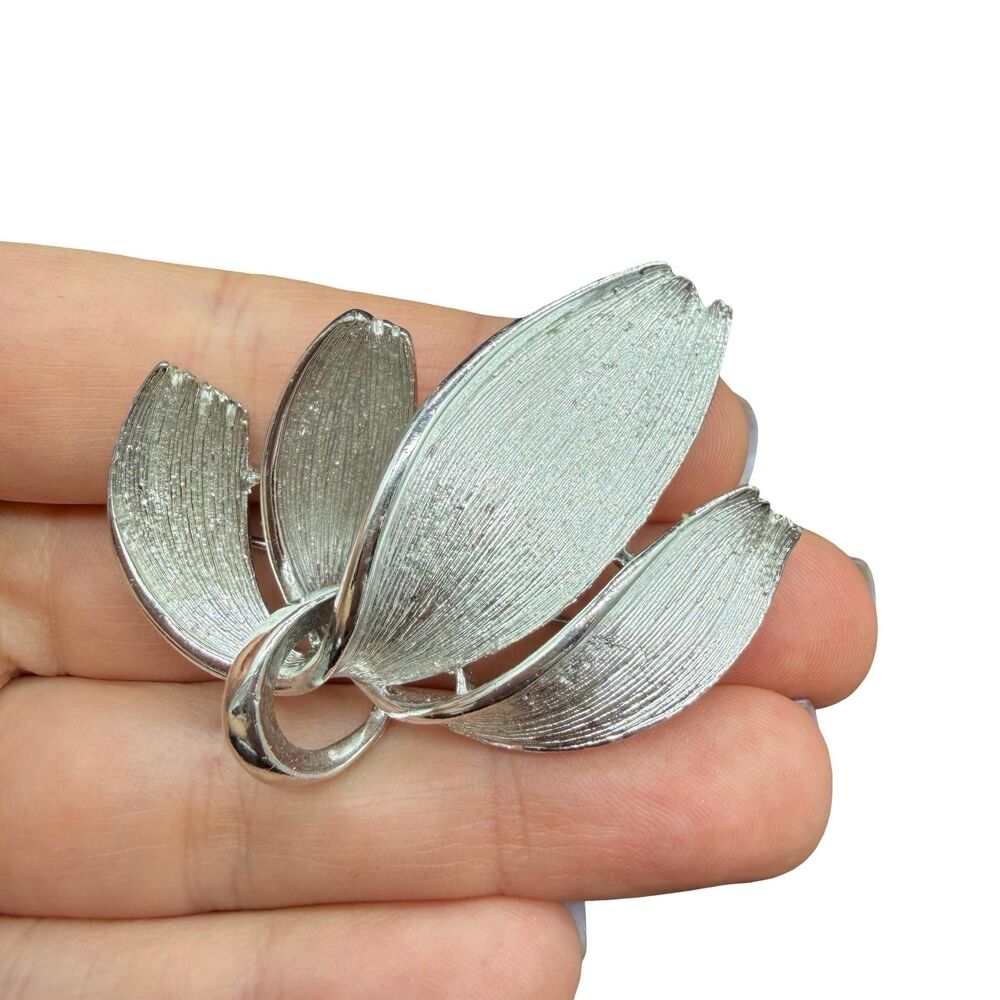 Vintage Jewelry Silver Tone Lisner Brooch Leaf  Pin
